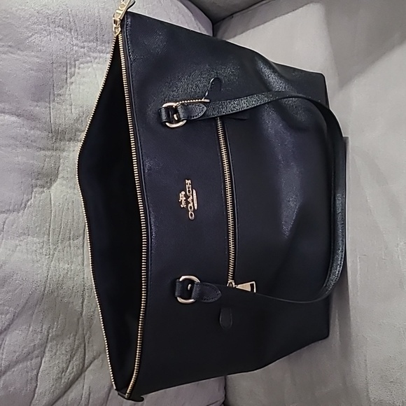 Coach Gallery Tote in Black Crossgrain‎ Leather with Goldtone Hardware - Picture 4 of 16